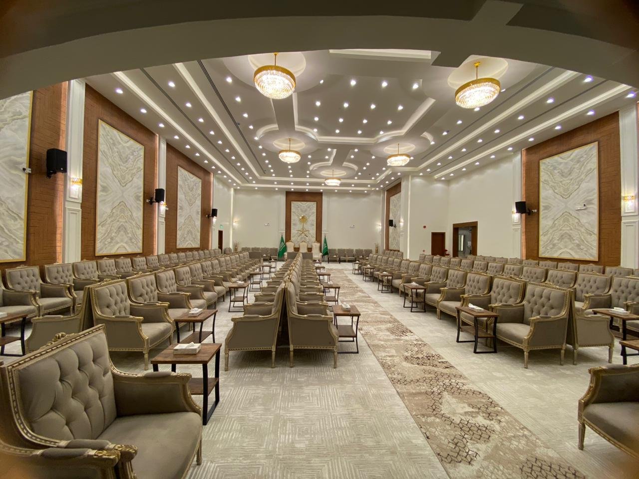 كراسي ملكية